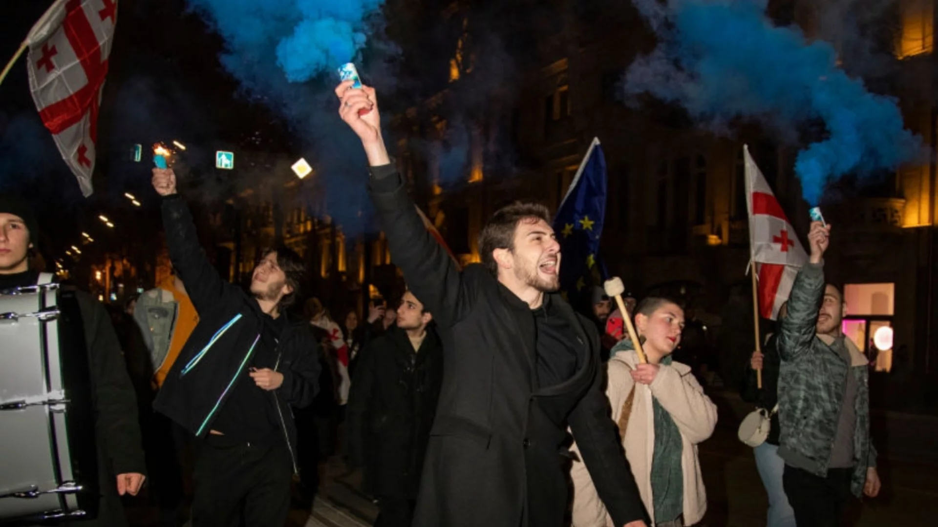 Високо напрежение: Протестиращите в Тбилиси пробиха полицейския кордон (ВИДЕО)