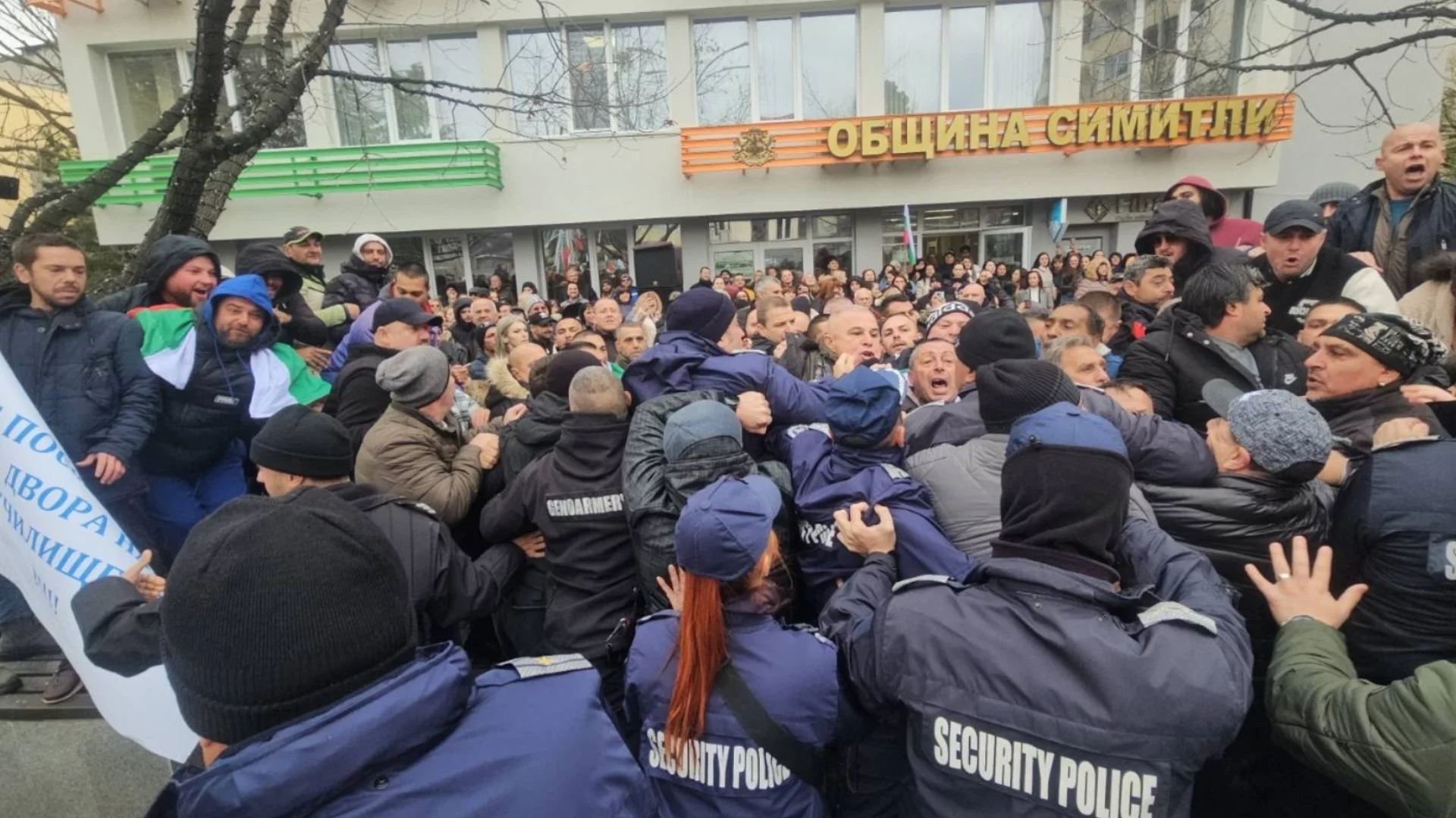 Заради една закусвалня: Протест и контрапротест едва не се сбиха в Симитли (ВИДЕО, СНИМКИ)