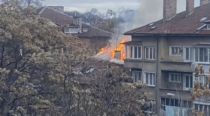 Пожар в София: Гори жилищна сграда близо до Орлов мост (СНИМКИ)