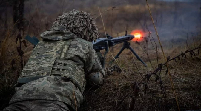 ВИДЕО: Сам срещу шестима – украински войник удържа руска щурмова група