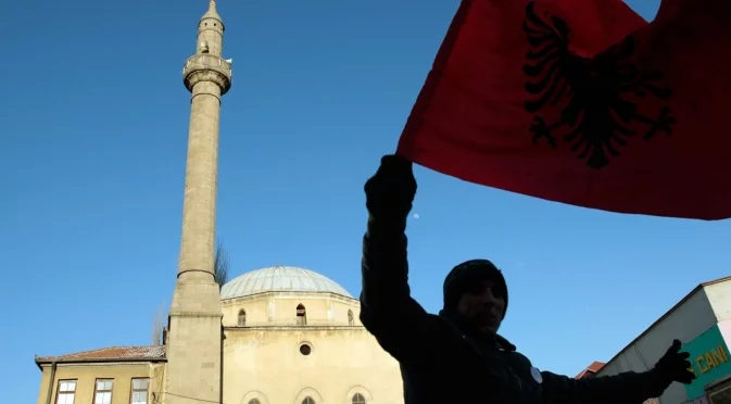 Опозиционен протест в Тирана: Полицията използва сълзотворен газ и вода срещу хората