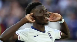 Легенда на Манчестър Юнайтед ласкае Сака: Не му трябва капитанска лента, за да бъде изявен лидер