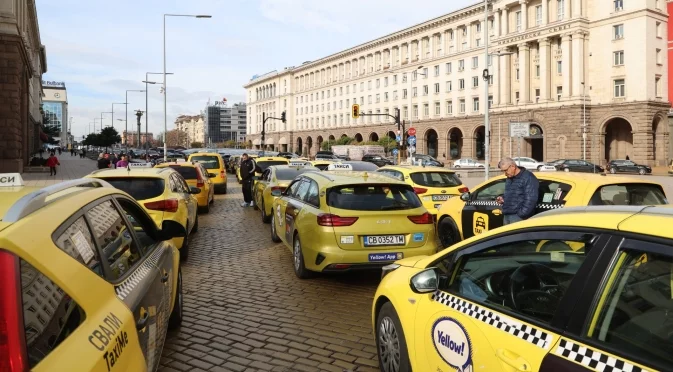 Таксиметровите шофьори плашат да блокират държавата по Коледа