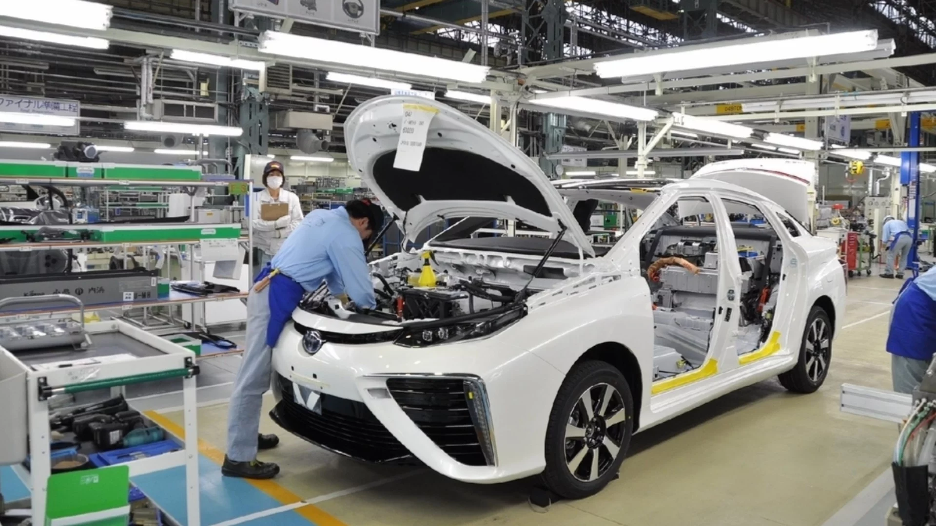 Спадът на производство на Toyota продължава, но продажбите растат