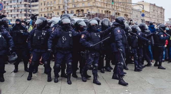 Руската милиция тараши и унижава: Една година ЛГБТ е "екстремистко движение" в Русия (ВИДЕО)