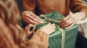 Коледа чука на вратата, ето 5 идеи за чудни подаръци за жена