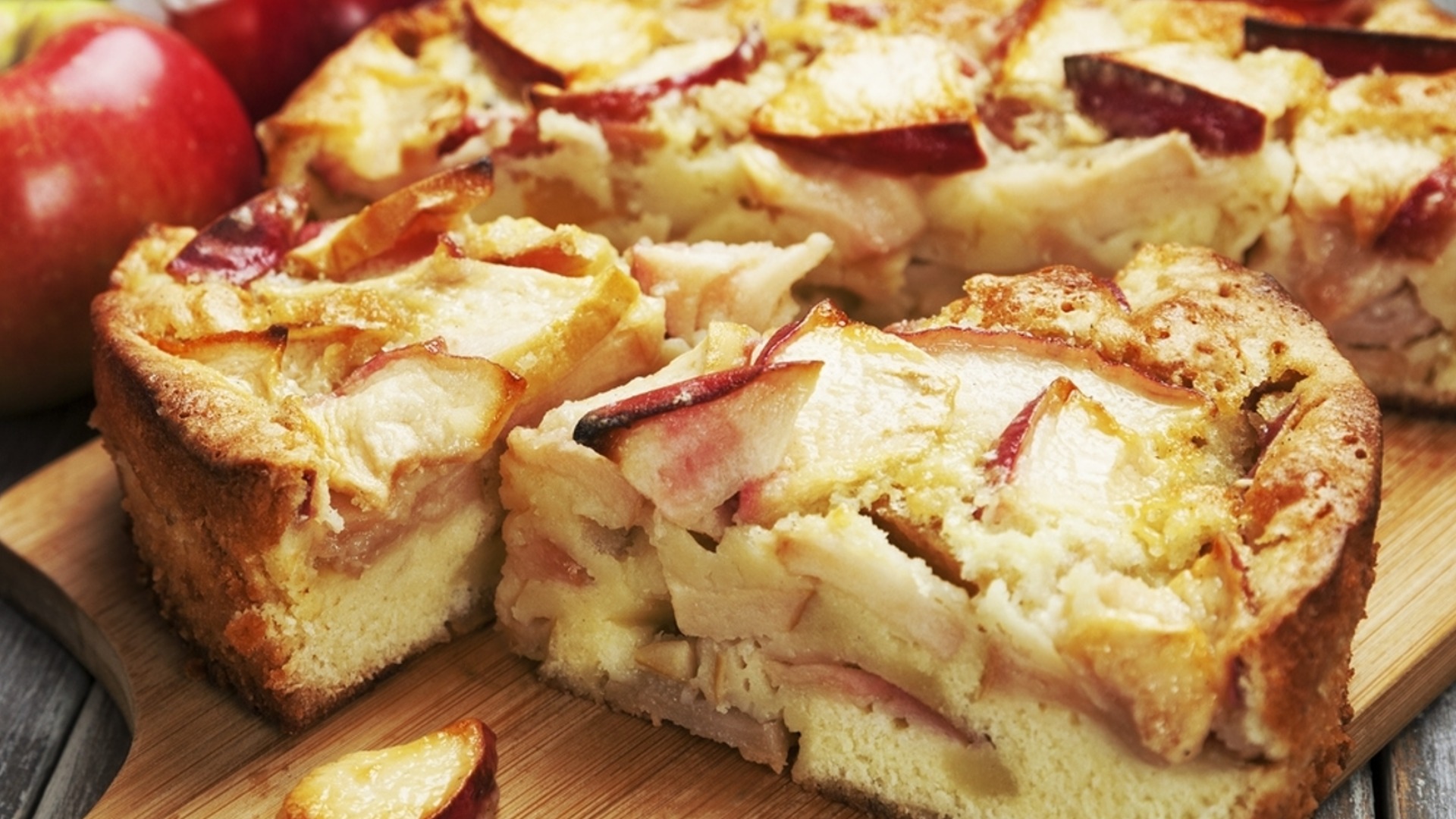 Пирог с яблоками и орехами. Шарлот яблочный. Пирог хлеб яблоки. Шарлотка из хлеба с яблоками. Пирог хлеб яблоки.