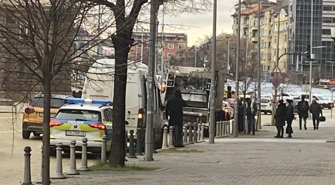 Бус разсипа десетки стъклени бутилки пред входа на парламента (СНИМКИ)