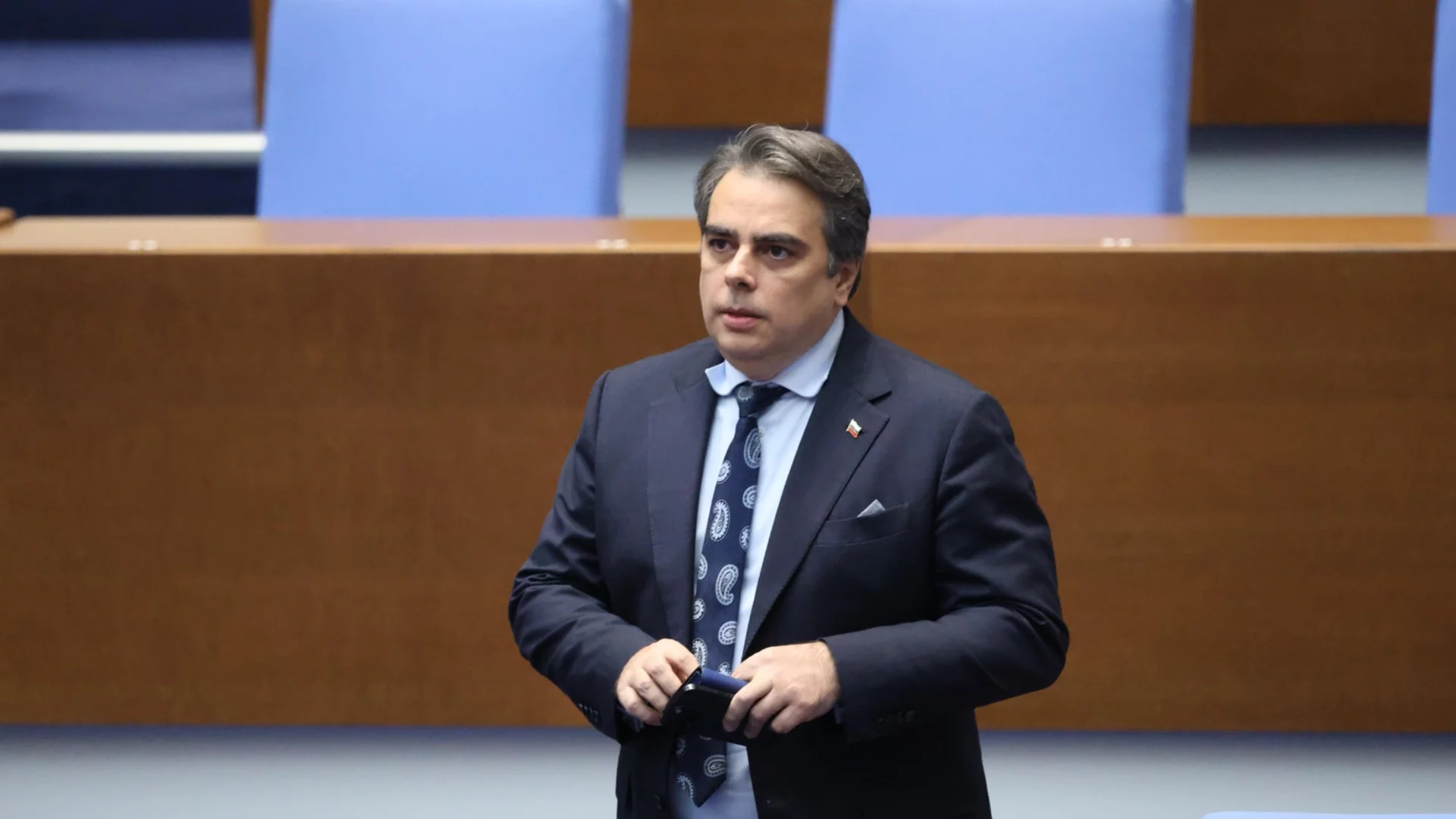 "Няма от какво да се страхувам": Асен Василев също готов да си даде имунитета