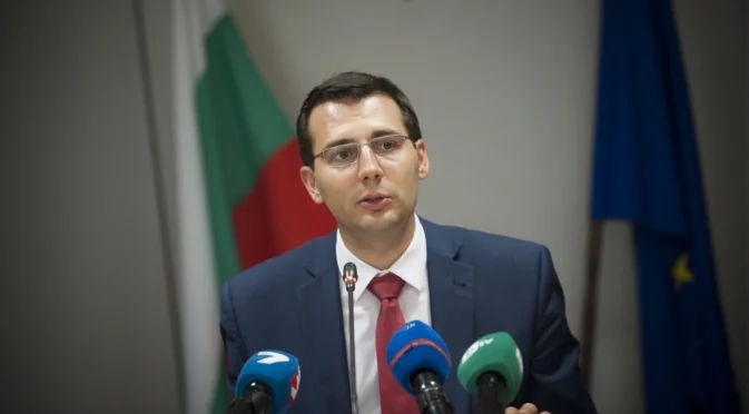 Питайте за бизнеса на Кирил Петков и кръговете на Радев: Депутат на Пеевски не каза откъде са парите му