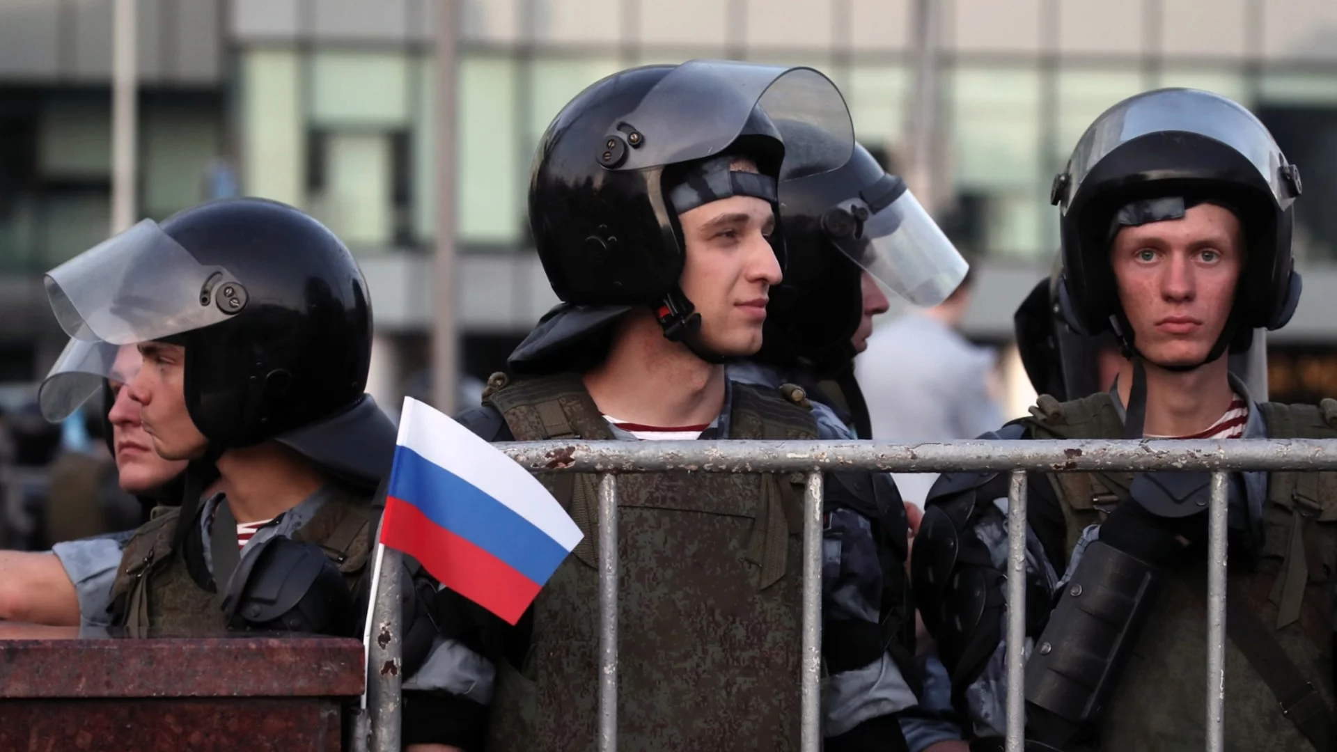 Къде са? Недостиг на 200 000 полицаи в Путинова Русия