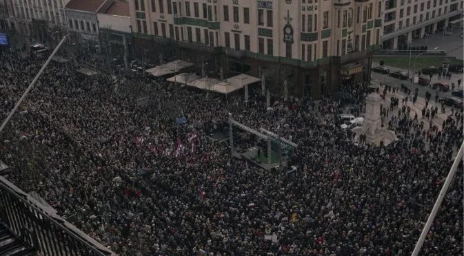 Недоволството в Сърбия не спира: Хиляди на протест срещу правителството (ВИДЕО)