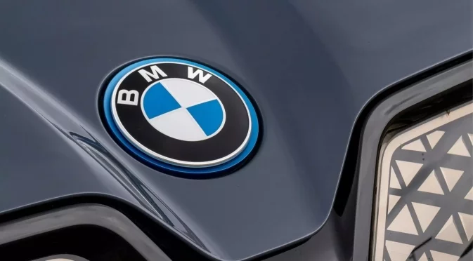 BMW уволни служители, продавали коли в Русия