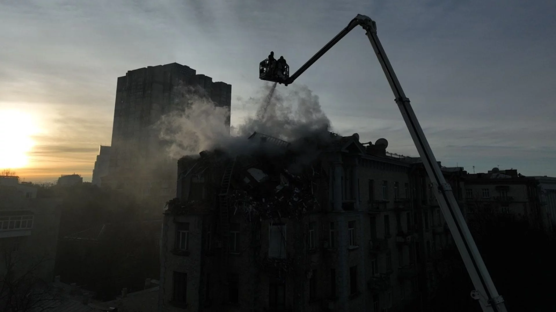 111 дрона, само 2 не са свалени: Руският новогодишен "подарък" за Украйна, щети в Киев (СНИМКИ)