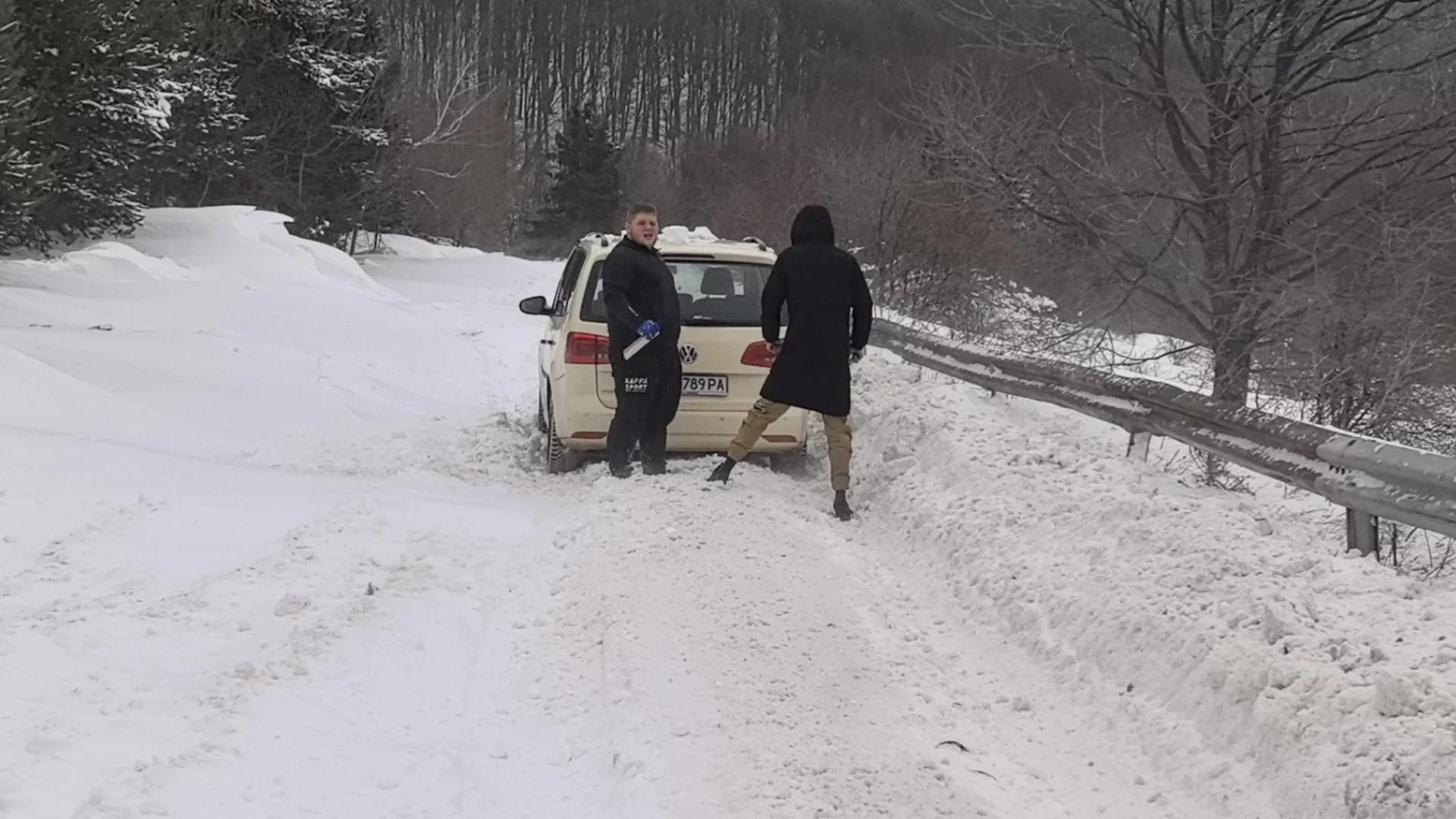 Дълбоки преспи спряха автомобил на път за Бузлуджа -СНИМКИ-ВИДЕО