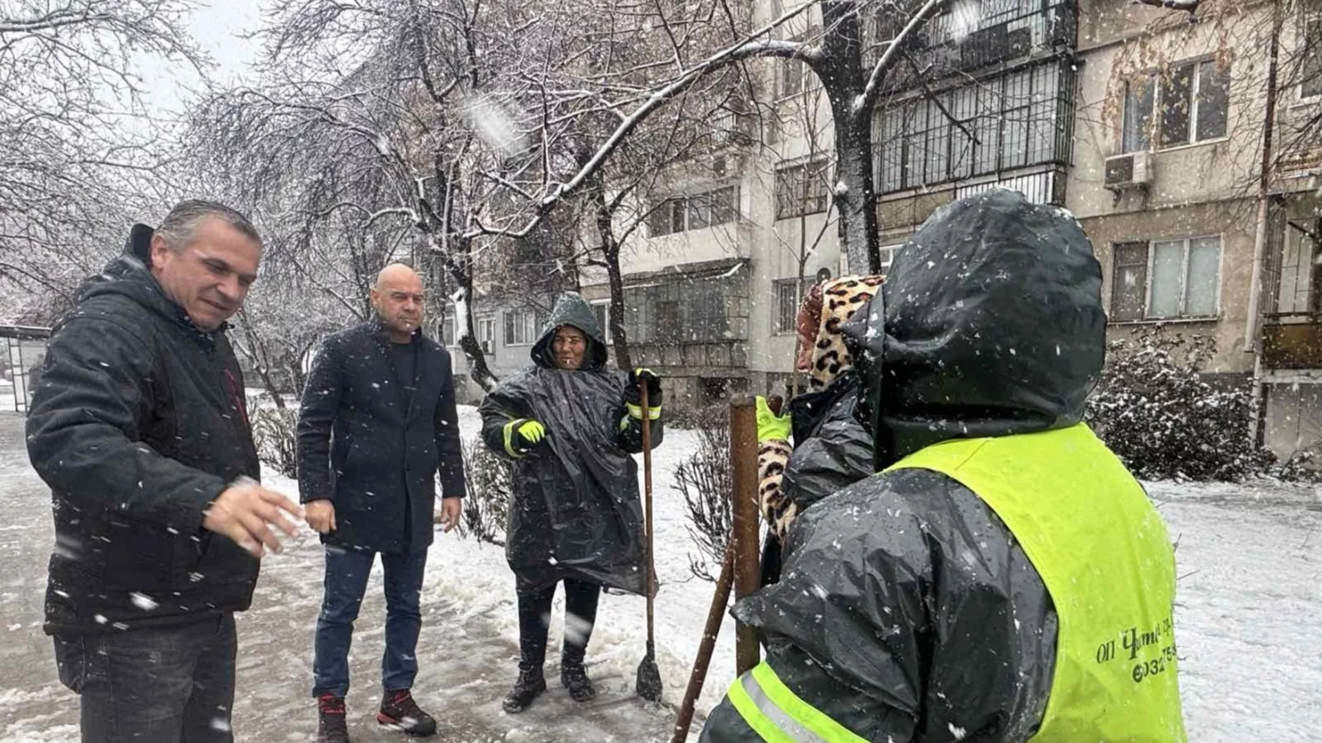 Започна почистването и на вътрешнокварталните улици в Пловдив