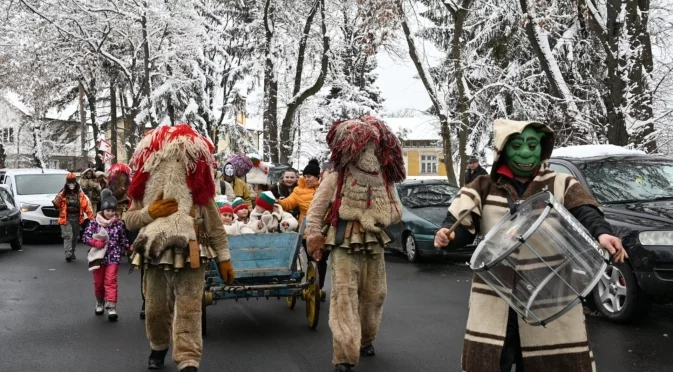 Кукерски празник "Деведжии" се проведе в село до Елин Пелин