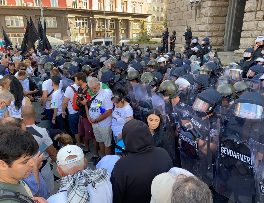 "Вън мутрата на Пеевски Ивайло Иванов от МВР": Само 2 дни по-късно и първи протест срещу новия кабинет