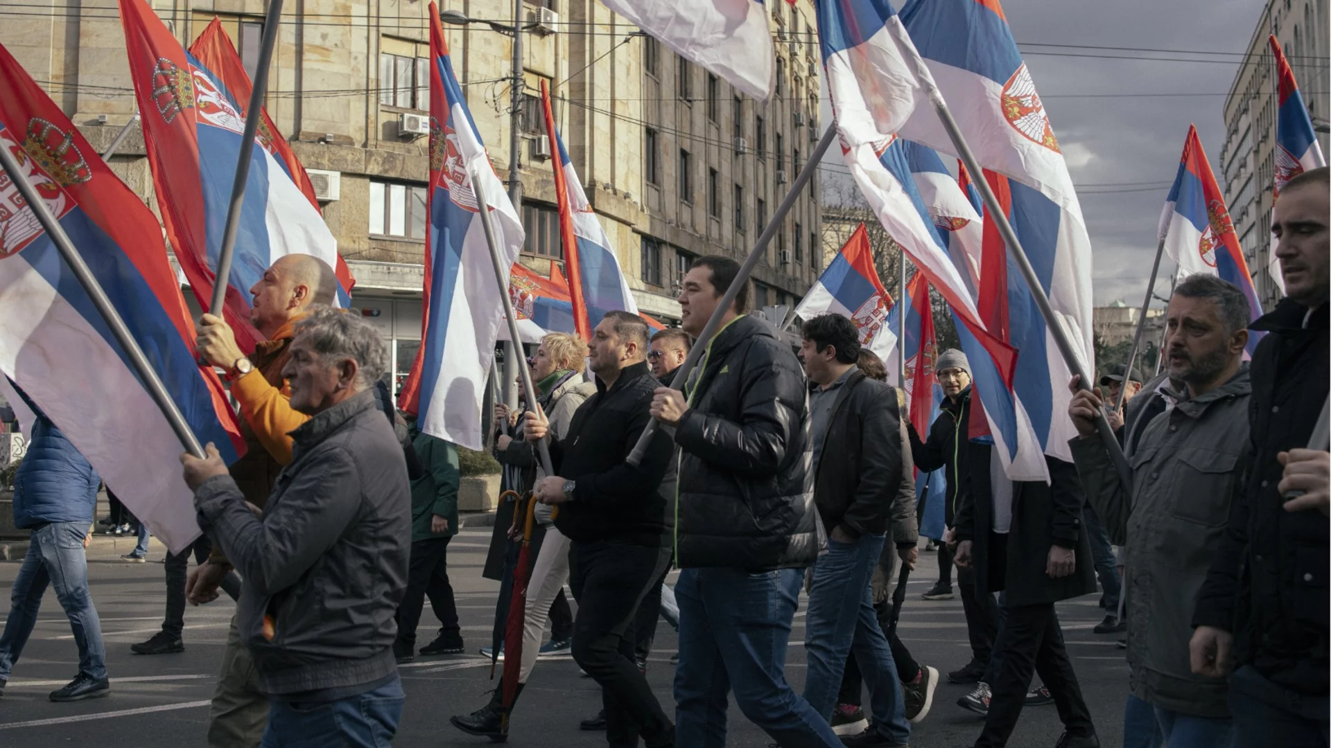 Хиляди граждани протестираха пред сградата на обществената телевизия в Сърбия