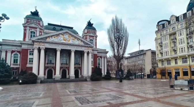 Къде е създаден първият професионален театър в България