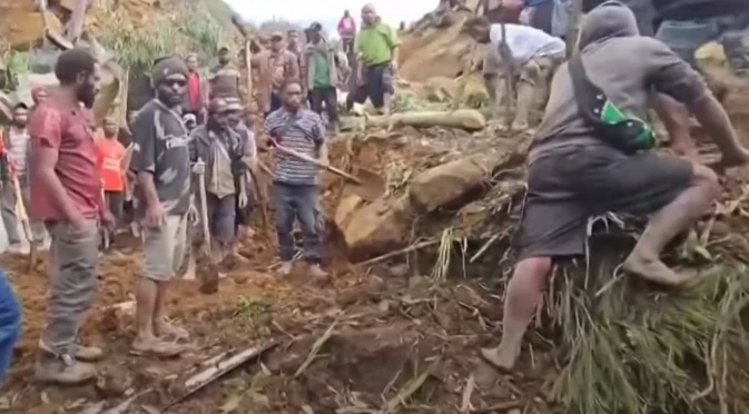 Бедствие в Индонезия: Свлачище уби 16 души (ВИДЕО)