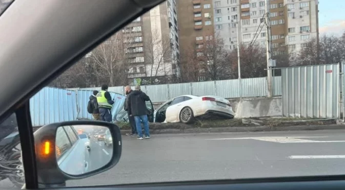 Кола падна в изкоп на столичното метро