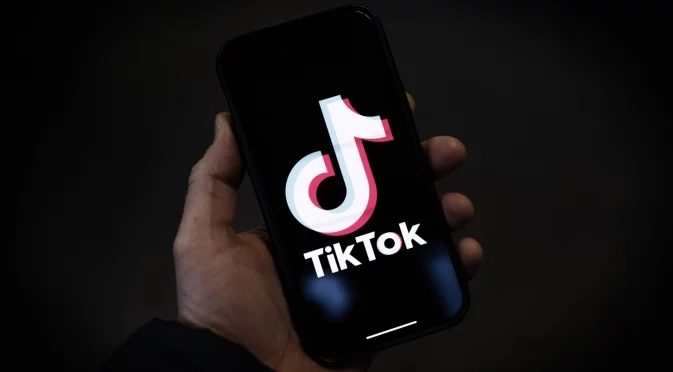 Ново проучване: Почти половината българи подкрепят забрана на TikTok у нас