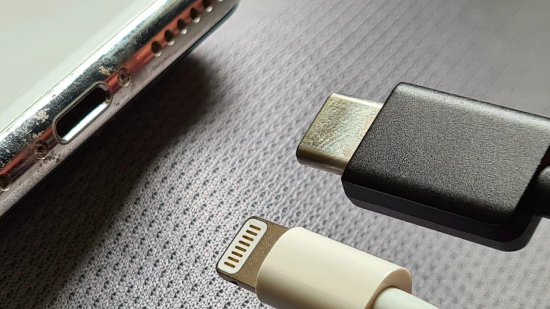 Заради риск от токов удар: Забраниха стойка за стена с USB-C кабел