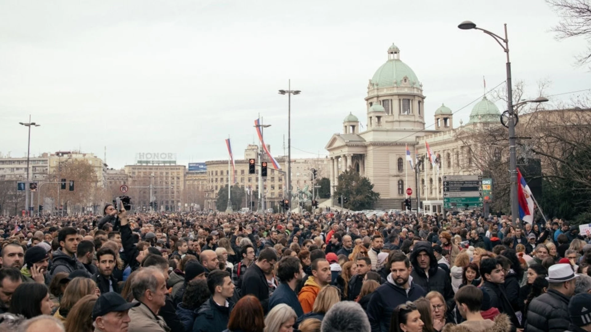 NYT: Вучич печели време с "нова измама", но протестите в Сърбия сега напомнят свалянето на Милошевич