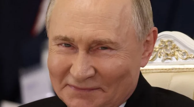Путин: В Европа скоро ще стоят в краката на Тръмп и ще размахват опашки (ВИДЕО)