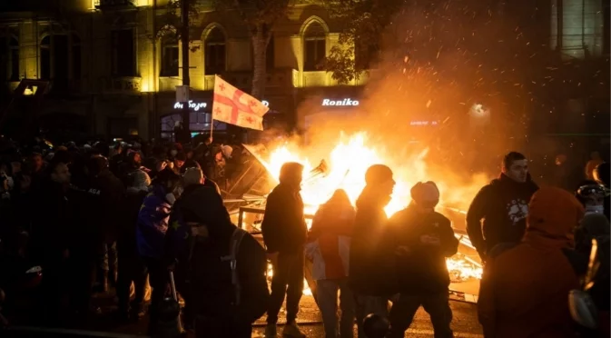 Ескалация в Грузия: Протестиращите блокираха път, полицията бие и арестува наред (ВИДЕО)