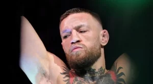 ВИДЕО: Конър Макгрегър се изплю в лицето на фен на Хабиб Нурмагомедов