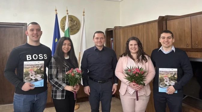 Кметът на Русе награди победителите в конкурса за най-атрактивна семейна снимка