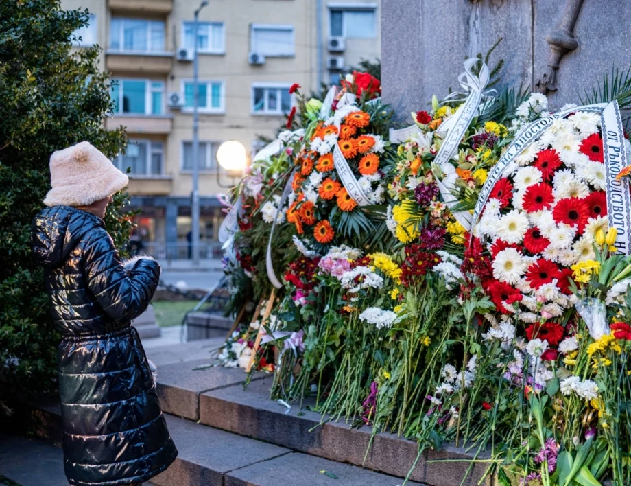 152 години безсмъртие: Стотици се поклониха пред Апостола Васил Левски (ВИДЕО)