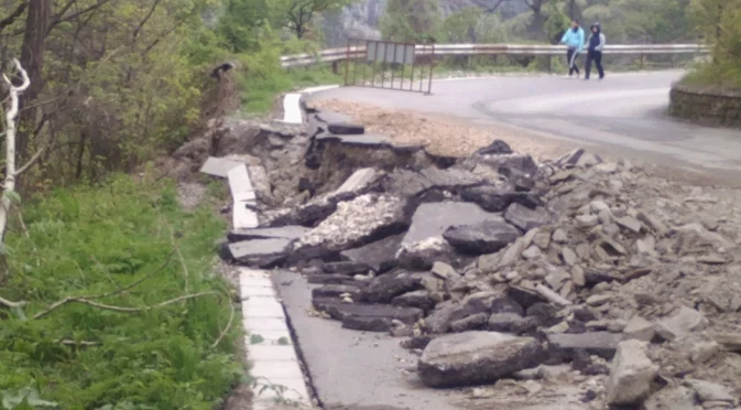 Скала падна на магистралата край Дубровник: Има загинал (СНИМКИ)