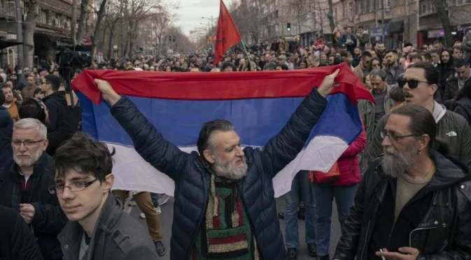 В Белград: Преподаватели охраняват студентския протест след поредния инцидент