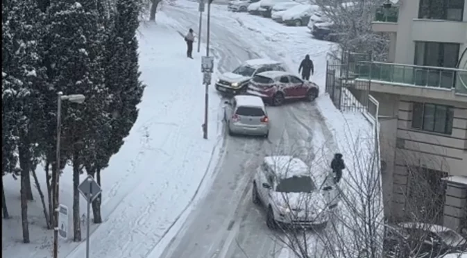 Варна в плен на снега: Закъсали автомобили, пътници бутат автобуси (ВИДЕА)