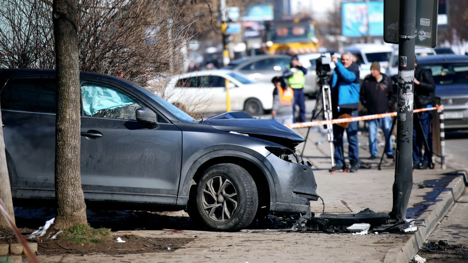 Автомобил се вряза в спирка с хора на "Г. М. Димитров" в София (СНИМКИ)