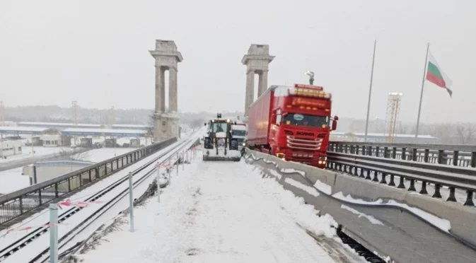 Подмениха стоманобетонните панели на половината Дунав мост при Русе (СНИМКИ)