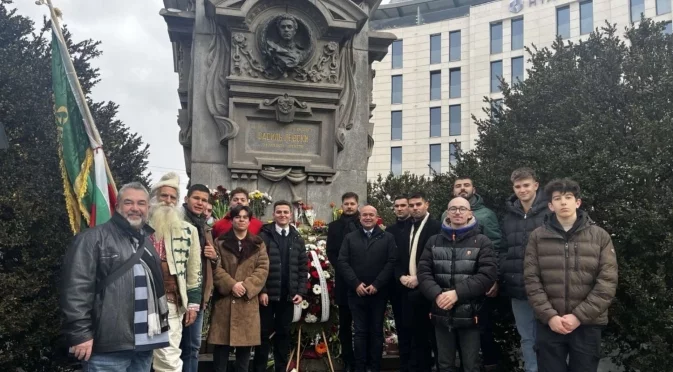 Младежите от "Дьо Моле България" почетоха паметта на Апостола Васил Левски (СНИМКИ)