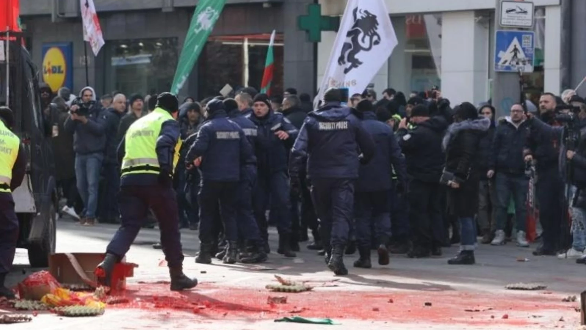 Напрежение: Протестиращи от "Възраждане" запалиха вратата на представителството на ЕК