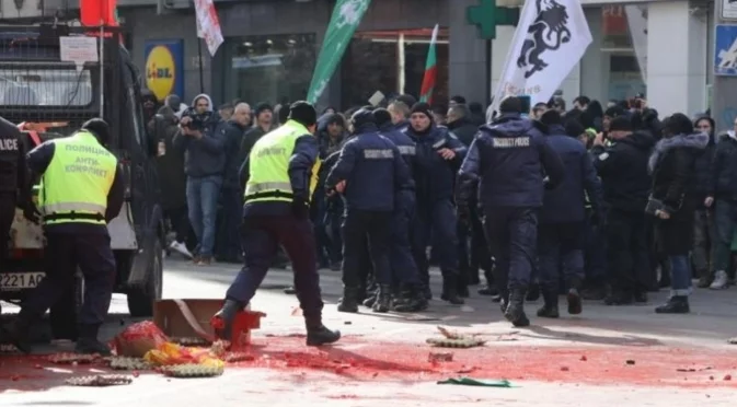 Десет полицаи са пострадали на протеста на "Възраждане", има задържани