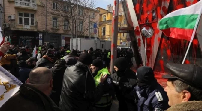 МВР със записи започва да дири вандалите от протеста на "Възраждане" срещу еврото