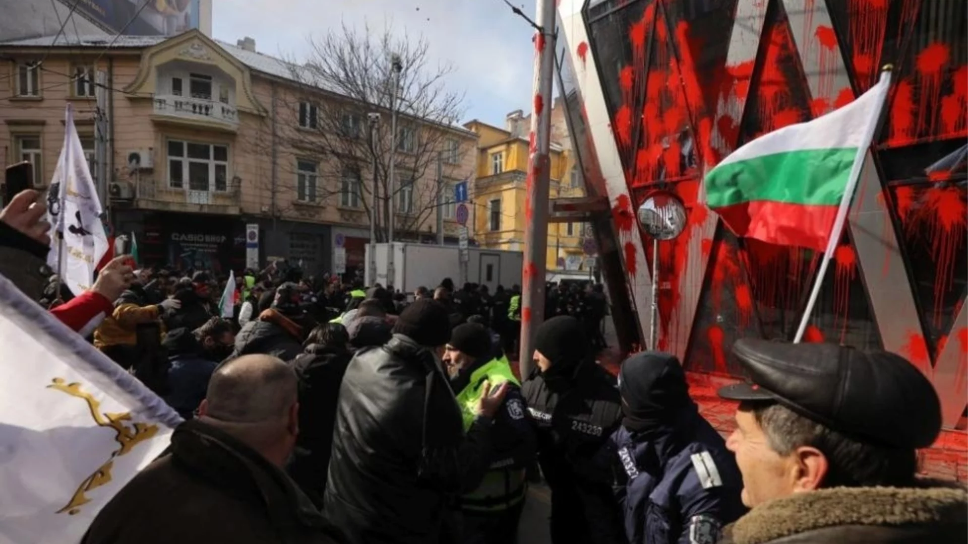 Почистват сградата на Дома на Европа след протеста на "Възраждане" (ВИДЕО)