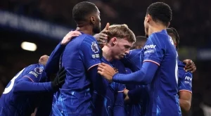 Челси се върна в челото с бой над последния, други лондончани изненадаха