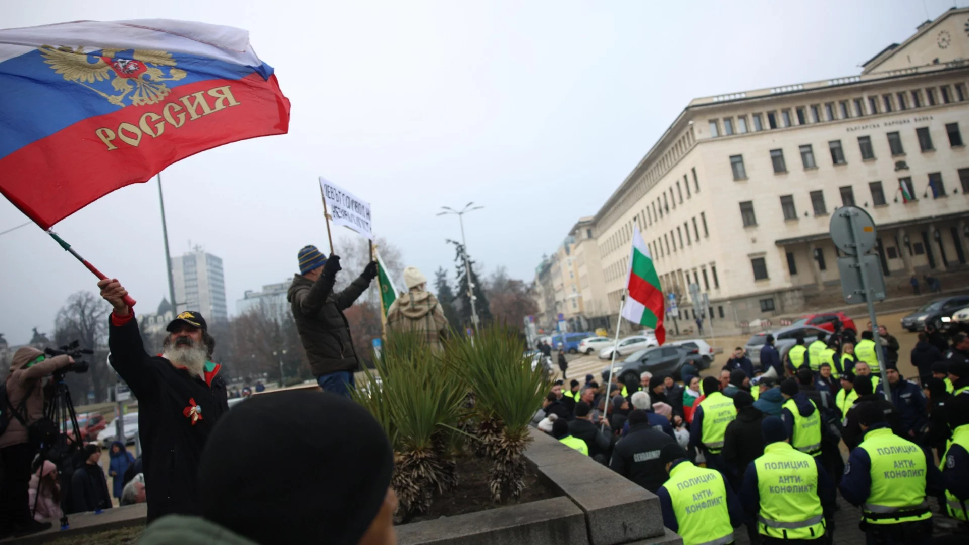 Обявеният за "национален" протест на Костадинов, който щеше да саботира парламента, събра около 50 души (СНИМКИ)