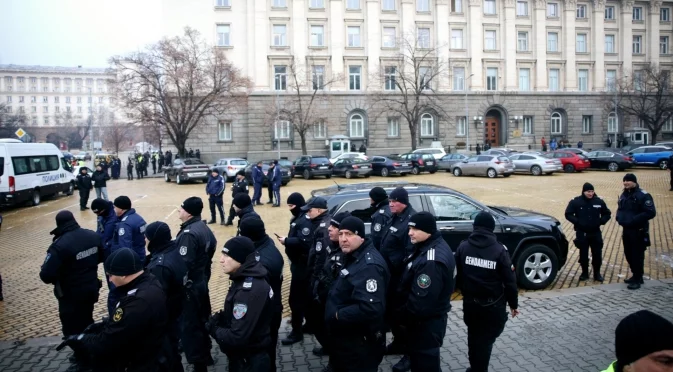 Полицията обгради парламента заради нов протест срещу еврото