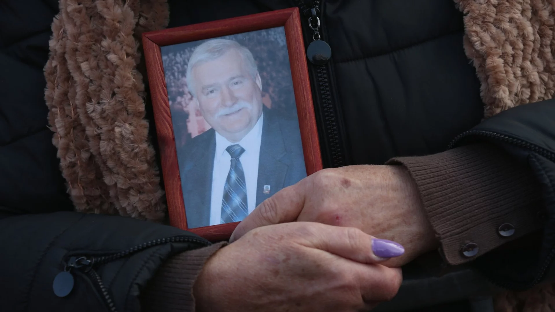 Писмо със стара снимка на Лех Валенса и Тръмп: Парите не са равностойни на кръвта и свободата