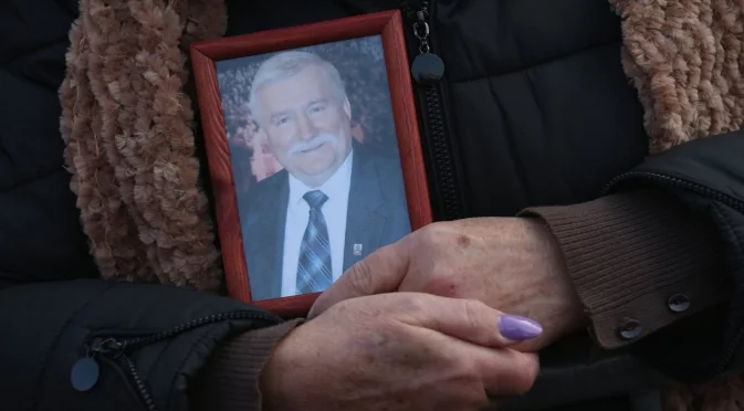 Писмо със стара снимка на Лех Валенса и Тръмп: Парите не са равностойни на кръвта и свободата