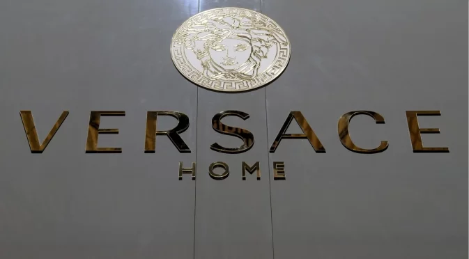 Мащабна сделка в света на модата: Prada се готви да купи Versace